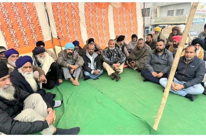 बसपा नेताओं ने पिलरों का पुल बनाने की मांग की